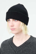 Load image into Gallery viewer, KNIT HAT / BLACK RUSTIC MERINO