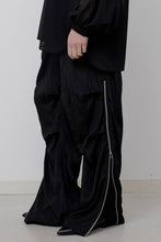 Load image into Gallery viewer, VISCOSE WASHER PARACHUTE ZIP PANTS / BLACK