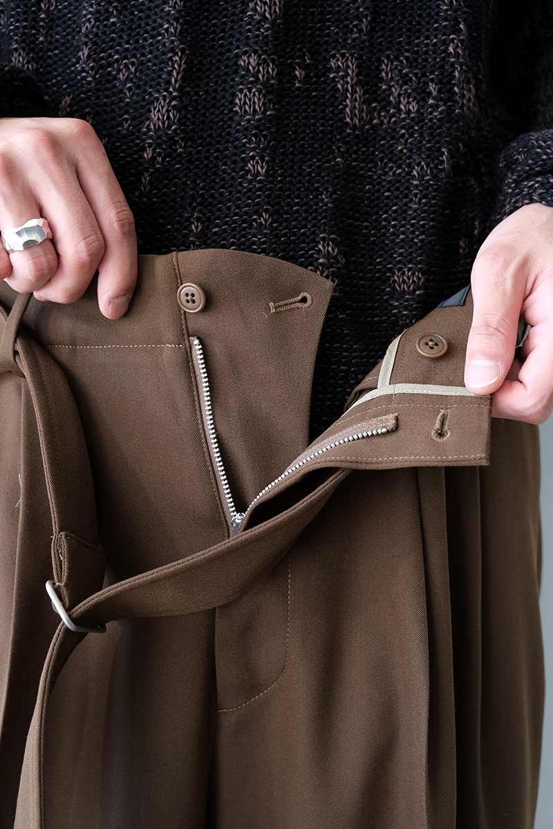 DOBBY CLOTH 2TUCK BELTED WIDE PANTS / BROWN