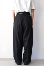 画像をギャラリービューアに読み込む, DOBBY CLOTH 2TUCK BELTED WIDE PANTS / BLACK