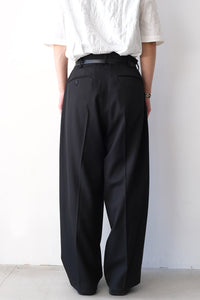 DOBBY CLOTH 2TUCK BELTED WIDE PANTS / BLACK