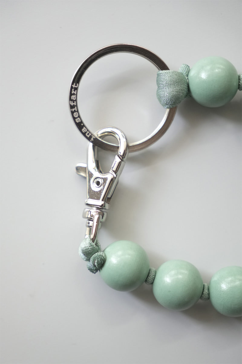 DICKE PERLEN SHORT KEYHOLDER / SALVIA