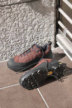 画像をギャラリービューアに読み込む, KHATARINA HIKING SHOES / RUST/BLACK