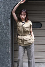 Load image into Gallery viewer, POCKETS UTILITY GILET / BEIGE [30%OFF]