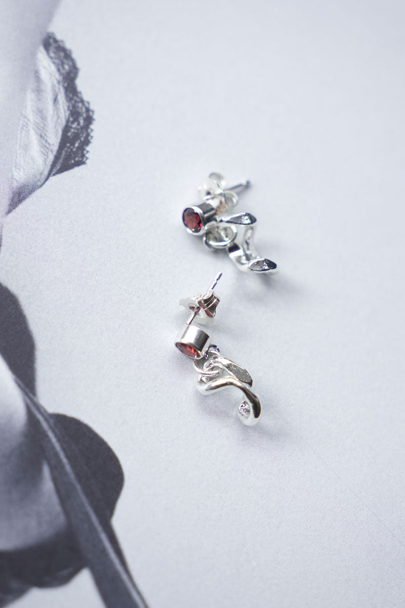 RED VINE STUDS EARRINGS / SILVER PLATED