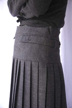 Load image into Gallery viewer, PLUGIN MIDI PLEAT SKIRT / GREY
