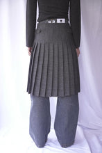 Load image into Gallery viewer, PLUGIN MIDI PLEAT SKIRT / GREY