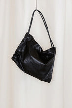 画像をギャラリービューアに読み込む, S18 NO.131 LEATHER GATHERED CROSSED BAG / BLACK [金沢店]