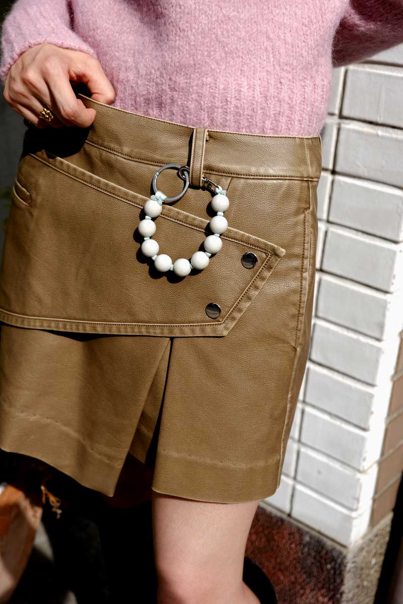 DICKE PERLEN SHORT KEYHOLDER / LIGHTGREY