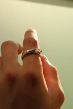 Load image into Gallery viewer, RING FLAT CROSSED / STERLING SILVER 