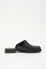 Load image into Gallery viewer, BLUNT MULE / TOP DYED BLACK LEATHER