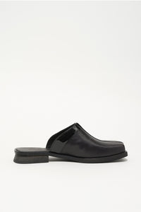 BLUNT MULE / TOP DYED BLACK LEATHER