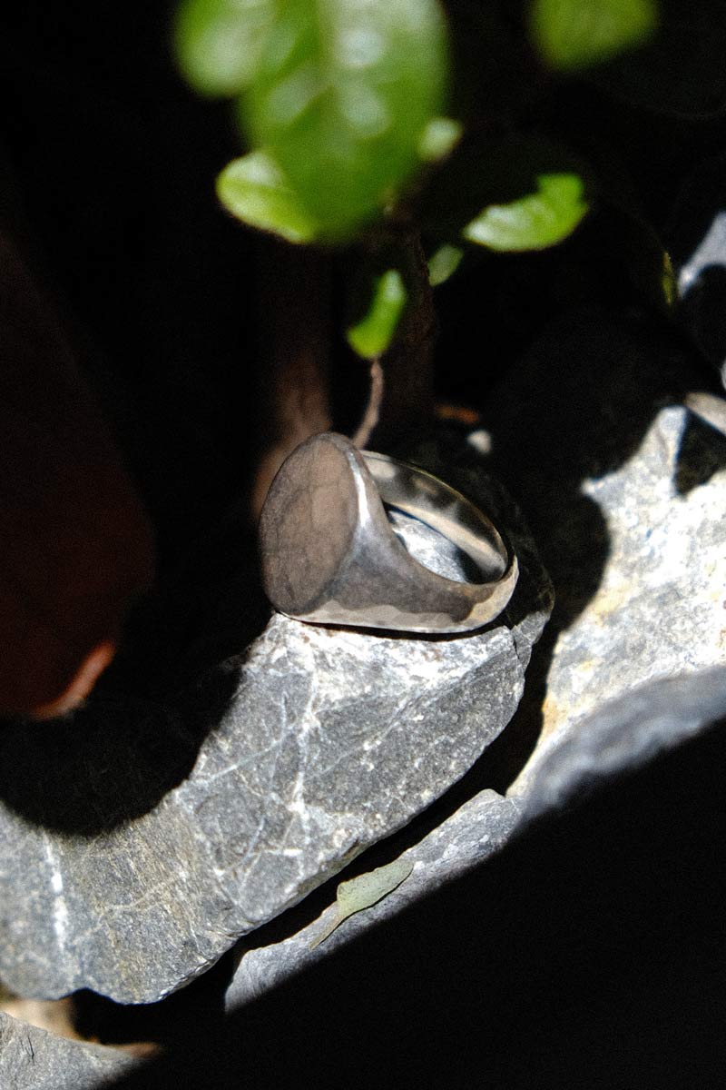 SIGNET RING OVAL HAMMERED /  STERLING SILVER