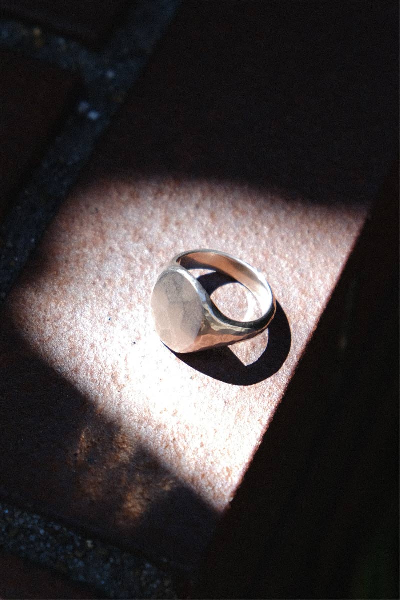 SIGNET RING OVAL HAMMERED /  STERLING SILVER