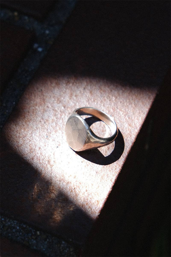 SIGNET RING OVAL HAMMERED / STERLING SILVER 