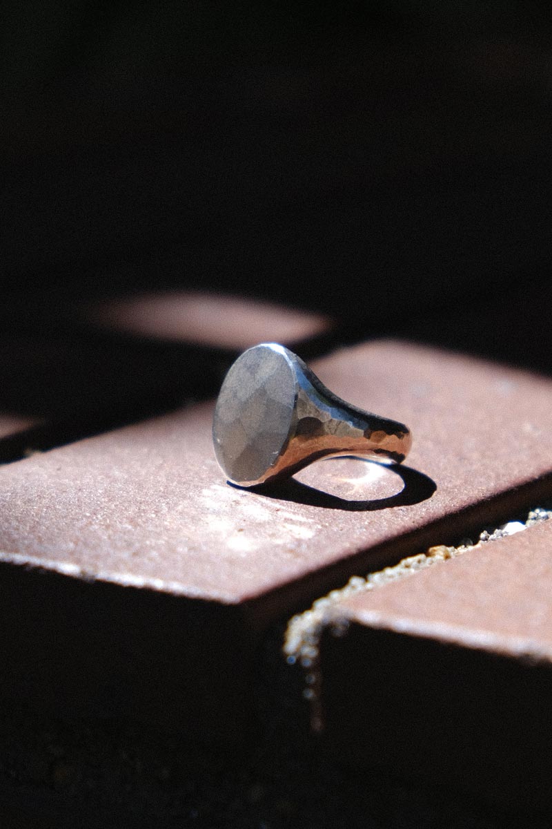SIGNET RING OVAL HAMMERED /  STERLING SILVER