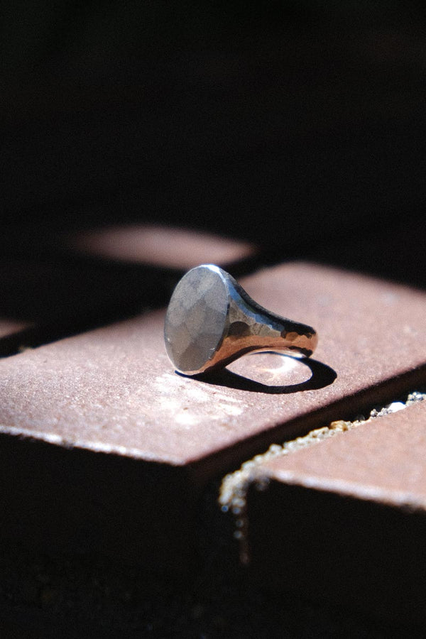 SIGNET RING OVAL HAMMERED / STERLING SILVER 