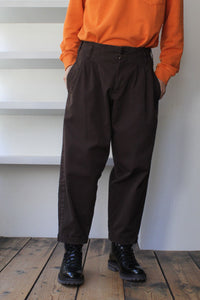 CREOLE COTTON TWILL PEG TROUSERS / BROWN [50%OFF]