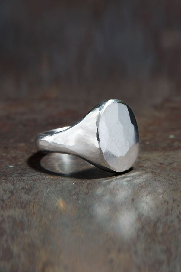 SIGNET RING OVAL HAMMERED / STERLING SILVER 
