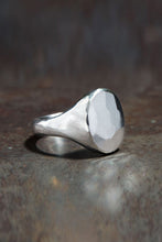 Load image into Gallery viewer, SIGNET RING OVAL HAMMERED /  STERLING SILVER