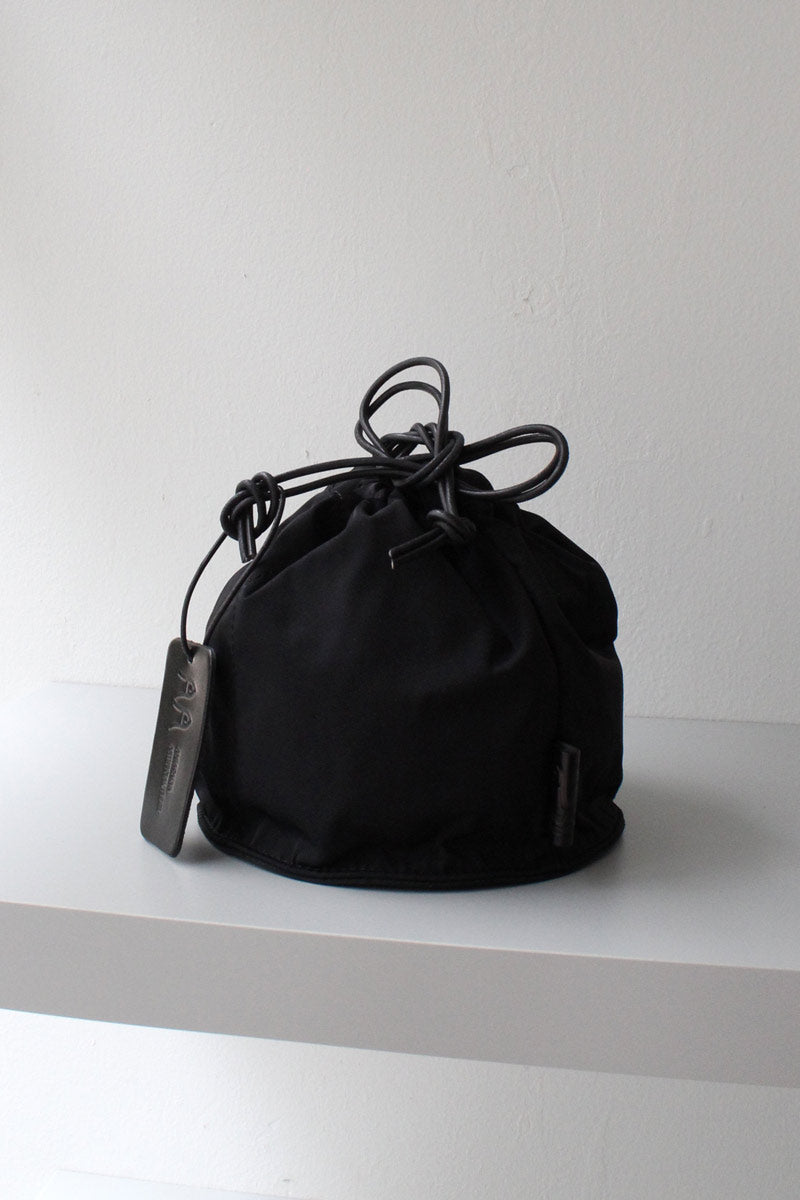 AMIACALVA | GABARDINE DRAWSTRING BAG / BLACK ギャバジン巾着バッグ – STOCK