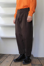 Load image into Gallery viewer, CREOLE COTTON TWILL PEG TROUSERS / BROWN [50%OFF]