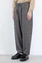 Load image into Gallery viewer, ALVA WOOL CHECK SKATE TROUSERS / BROWN [50%OFF]
