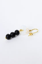 Load image into Gallery viewer, BOUCLE D&#39;OREILLES EARRINGS / BLACK/WHITE