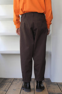 CREOLE COTTON TWILL PEG TROUSERS / BROWN [50%OFF]
