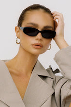 Load image into Gallery viewer, JACQUIE SUNGLASSES / BLACK