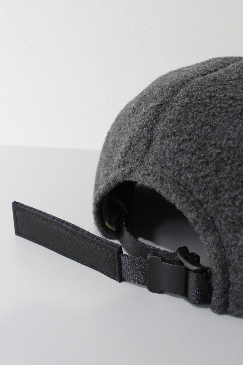 FLEECE LITTLE BRIM CAP / CHARCOAL