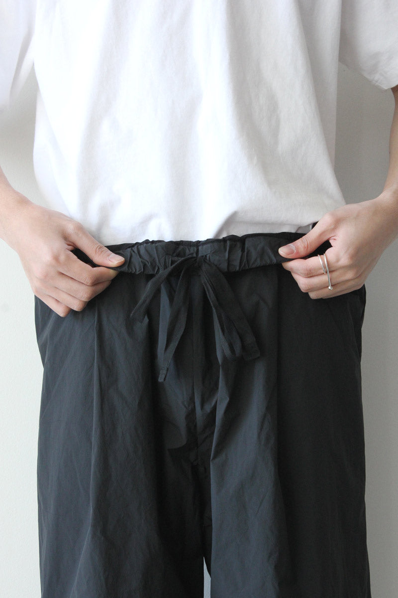 CASEY CASEY | BASIC PANTS SWING / BLACK ナイロンリラックスパンツ