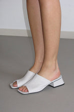 Load image into Gallery viewer, CONSTANZA LEATHER SANDALS / LIGHT GREY [20%OFF]